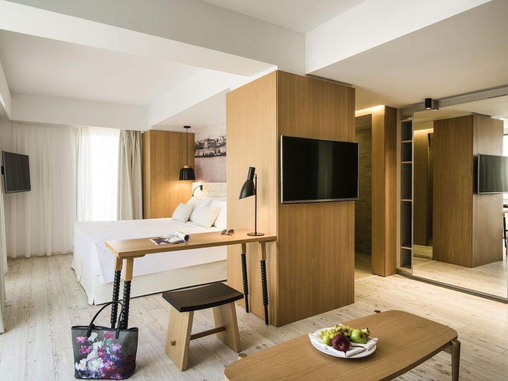 Ibis Styles Heraklion Central — Hotel rooms in Heraklion