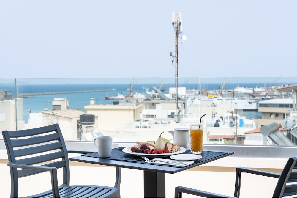 Ibis Styles Heraklion Central — Restaurant & bars in Heraklion