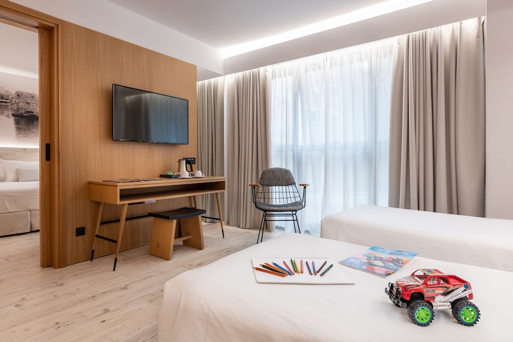 Ibis Styles Heraklion Central — Hotel rooms in Heraklion