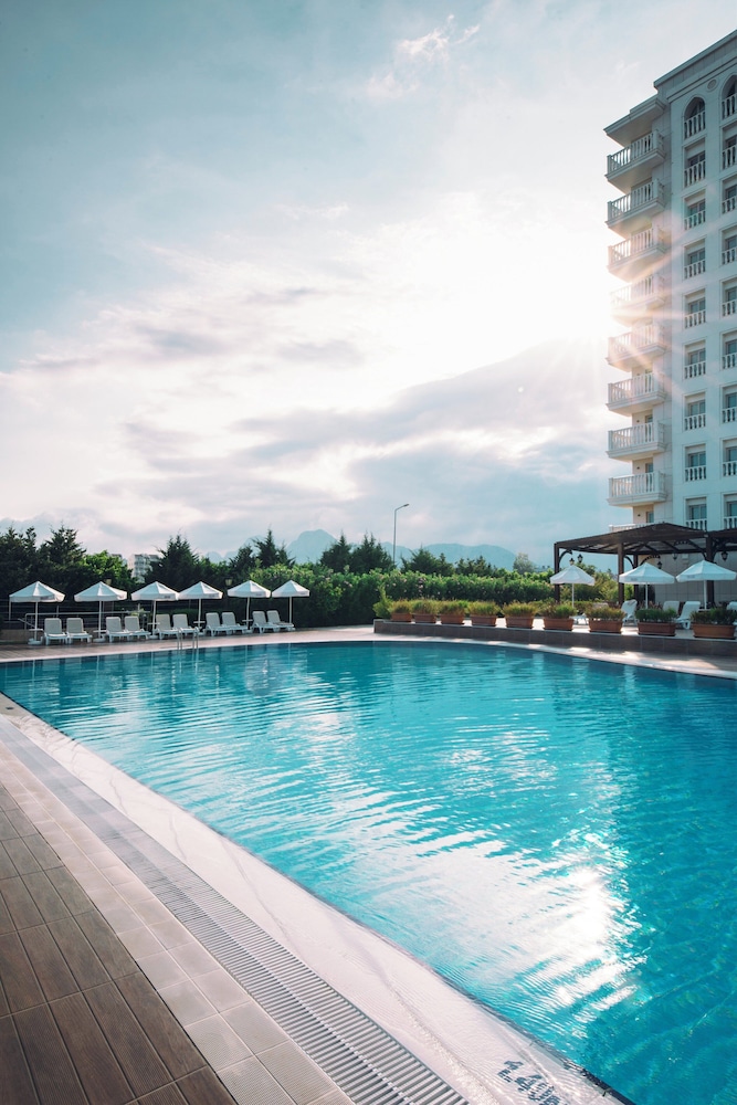 Crowne Plaza Hotel Antalya by IHG — Swimming pool in Antalya