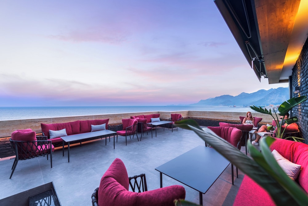 Crowne Plaza Hotel Antalya by IHG — Restaurant & bars in Antalya