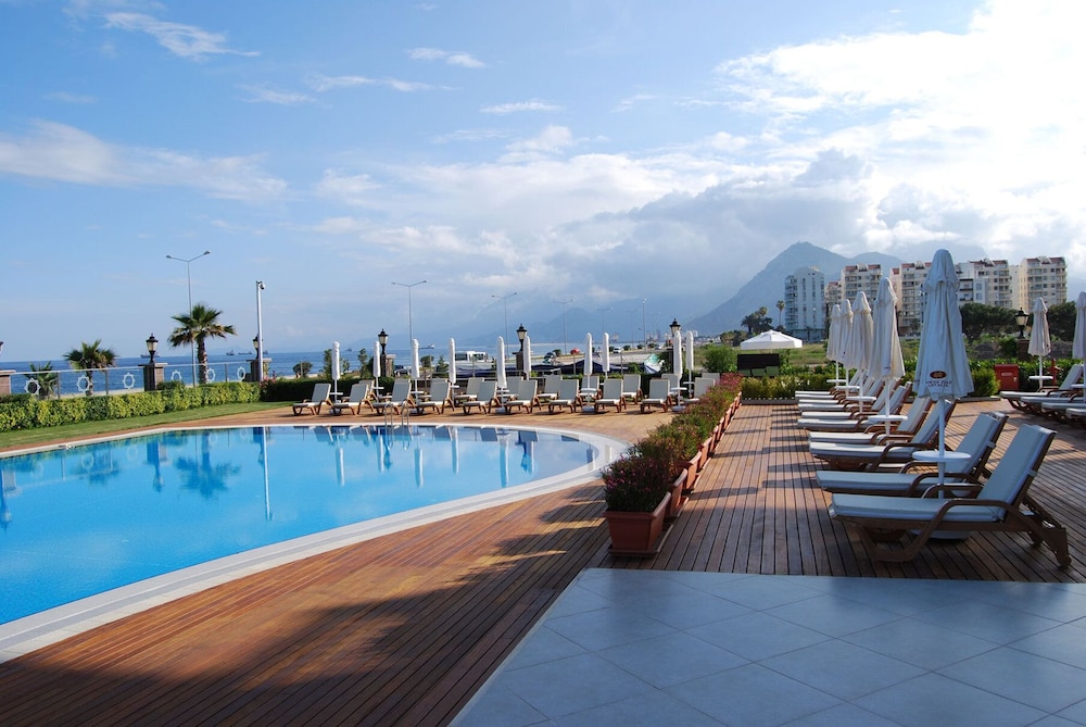 Crowne Plaza Hotel Antalya by IHG — Swimming pool in Antalya