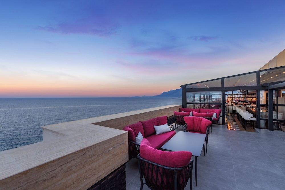 Crowne Plaza Hotel Antalya by IHG — Restaurant & bars in Antalya