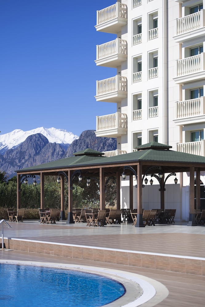Crowne Plaza Hotel Antalya by IHG — Restaurant & bars in Antalya