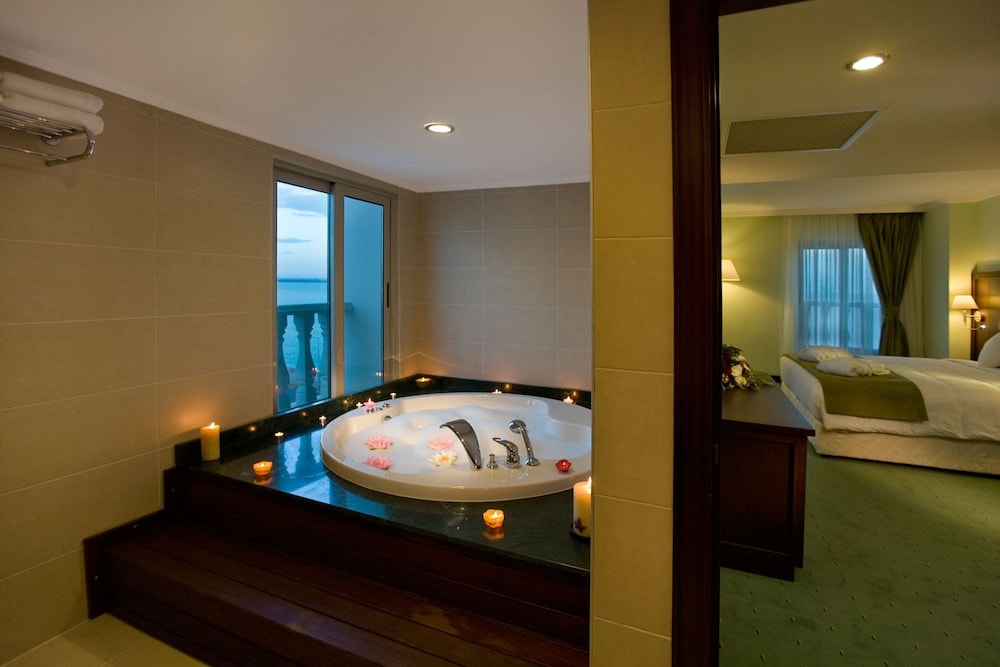 Crowne Plaza Hotel Antalya by IHG — Hotel rooms in Antalya