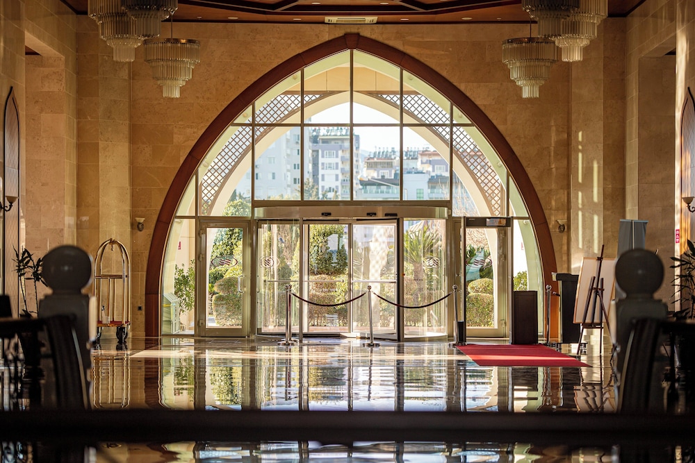 Crowne Plaza Hotel Antalya by IHG — Hotel building in Antalya