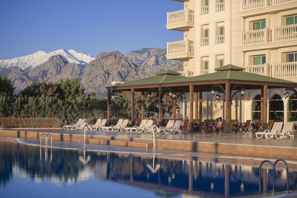 Crowne Plaza Hotel Antalya by IHG — Swimming pool in Antalya
