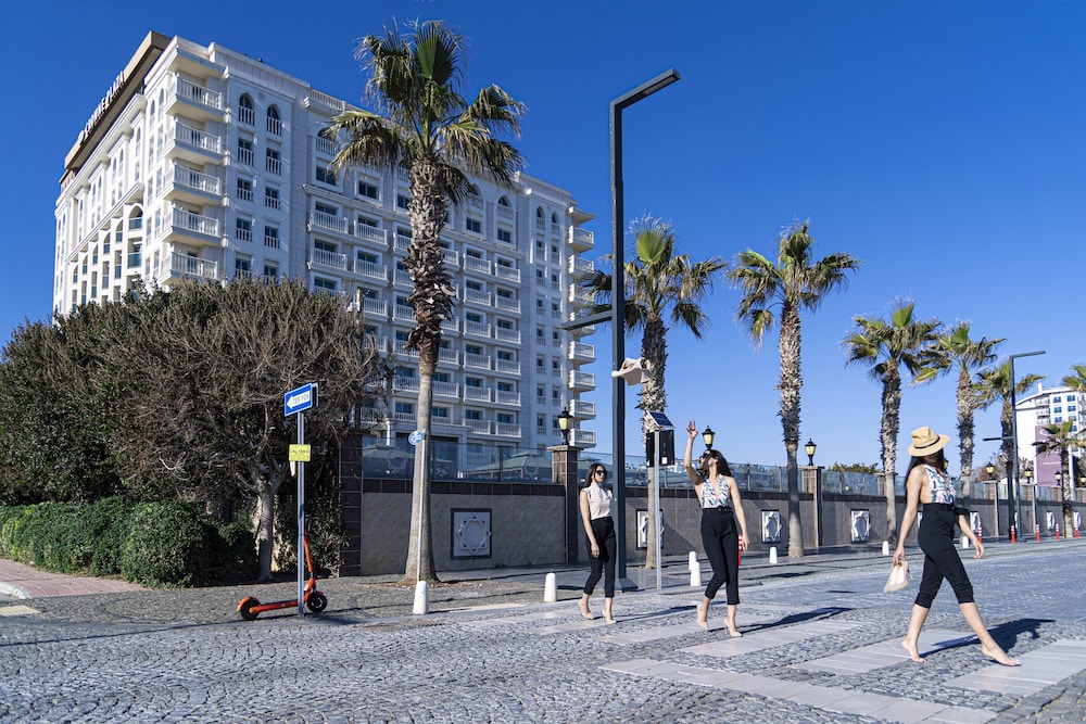 Crowne Plaza Hotel Antalya by IHG — Hotel building in Antalya