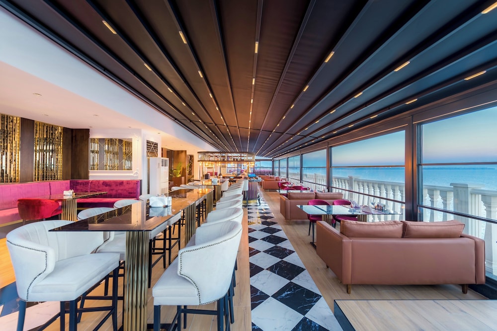 Crowne Plaza Hotel Antalya by IHG — Restaurant & bars in Antalya