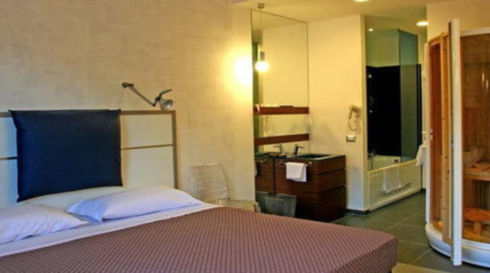 Hotel California — Hotel rooms in Rome, Lazio