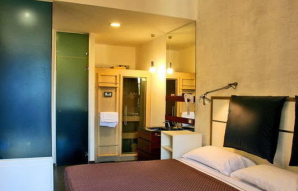 Hotel California — Hotel rooms in Rome, Lazio