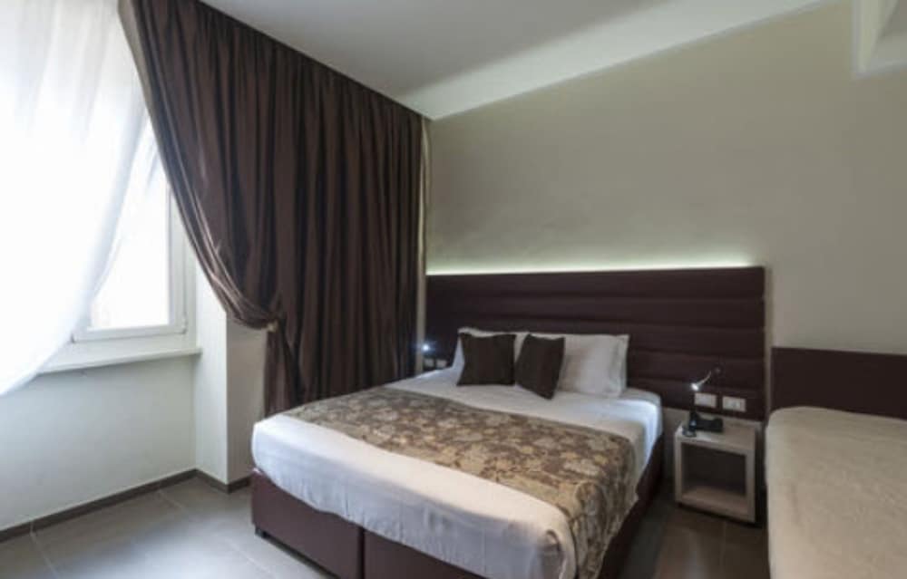Hotel California — Hotel rooms in Rome, Lazio