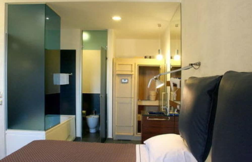 Hotel California — Hotel rooms in Rome, Lazio