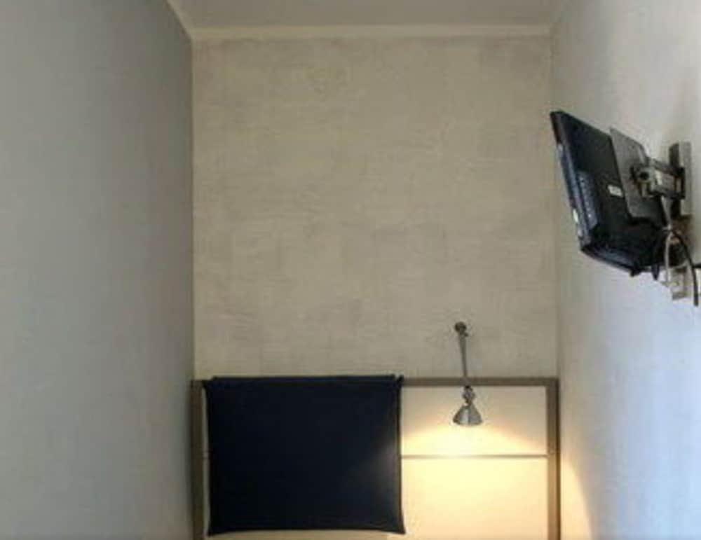 Hotel California — Hotel rooms in Rome, Lazio