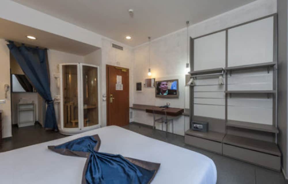 Hotel California — Hotel rooms in Rome, Lazio