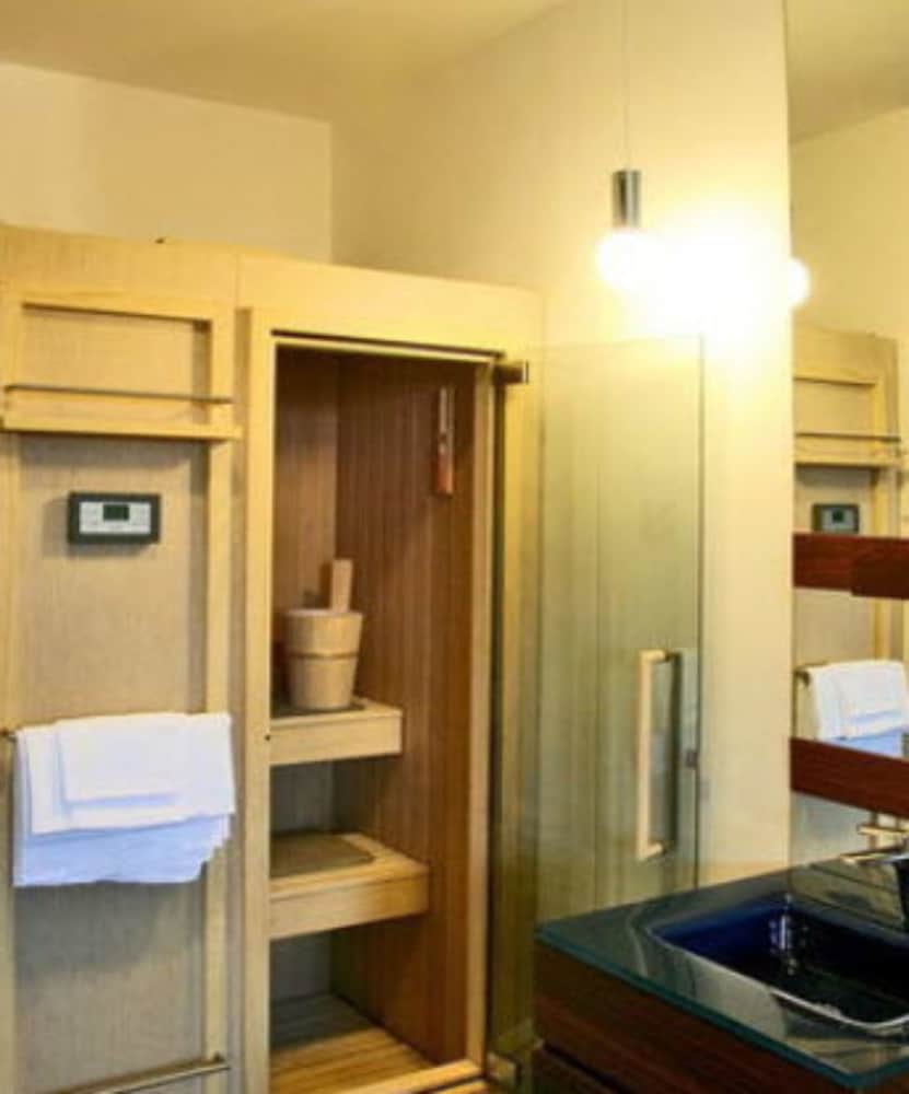 Hotel California — Hotel rooms in Rome, Lazio