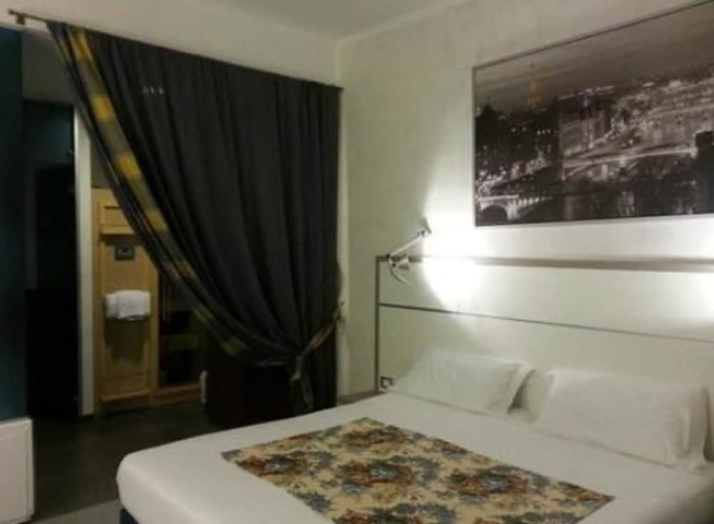 Hotel California — Hotel rooms in Rome, Lazio