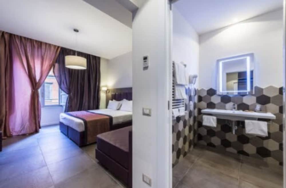 Hotel California — Hotel rooms in Rome, Lazio