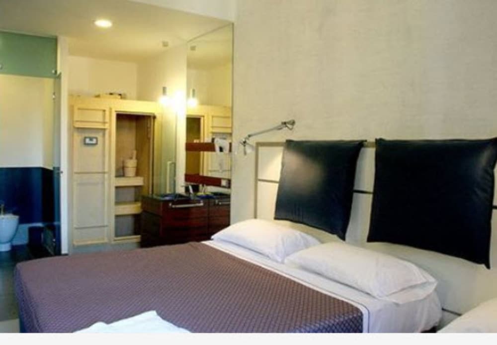 Hotel California — Hotel rooms in Rome, Lazio