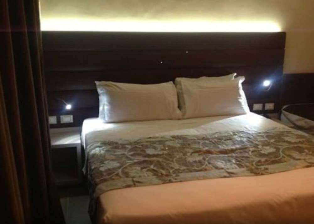 Hotel California — Hotel rooms in Rome, Lazio