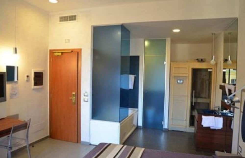 Hotel California — Hotel rooms in Rome, Lazio