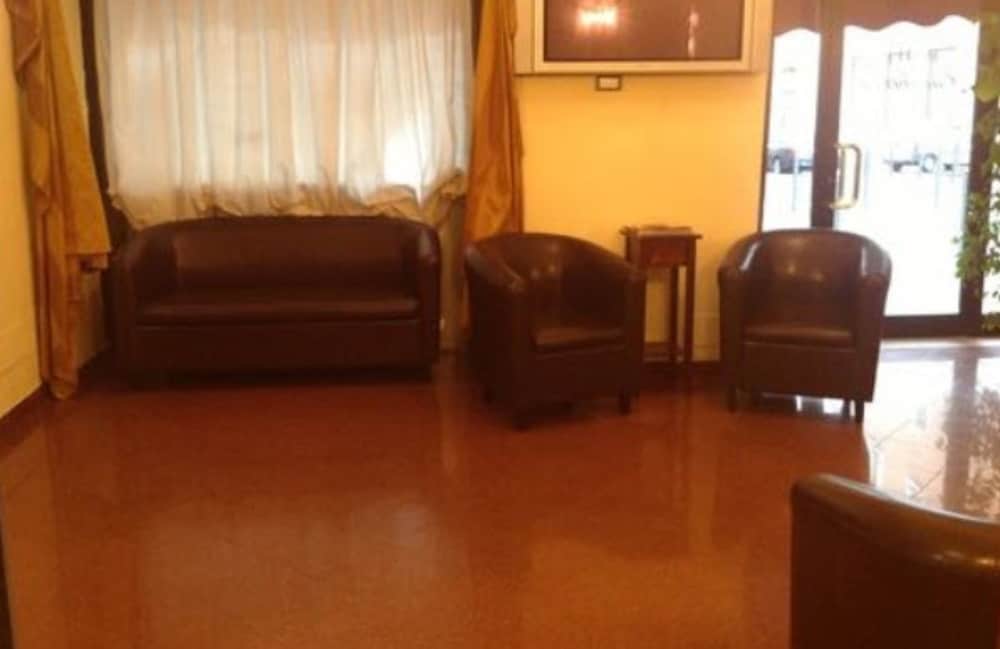 Hotel California — Hotel building in Rome, Lazio
