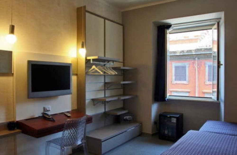 Hotel California — Hotel rooms in Rome, Lazio