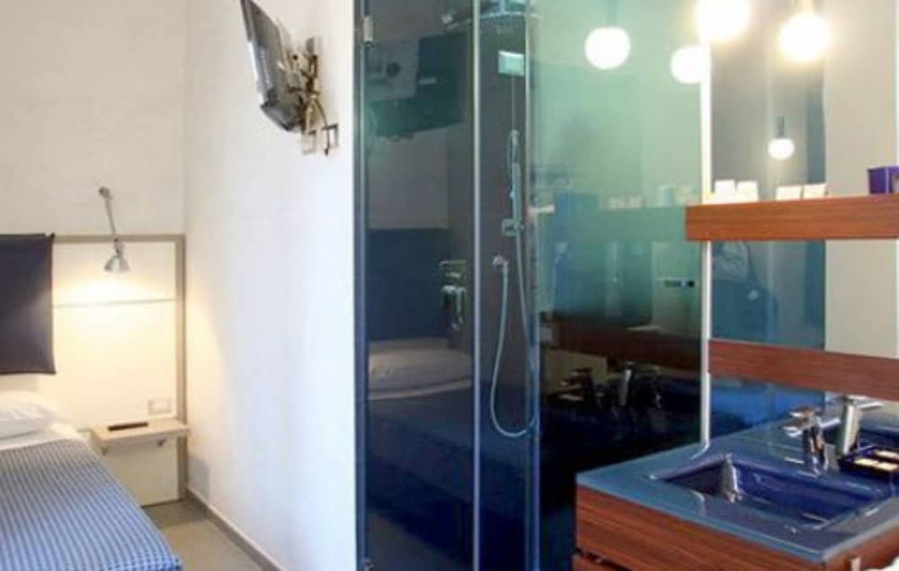 Hotel California — Hotel rooms in Rome, Lazio