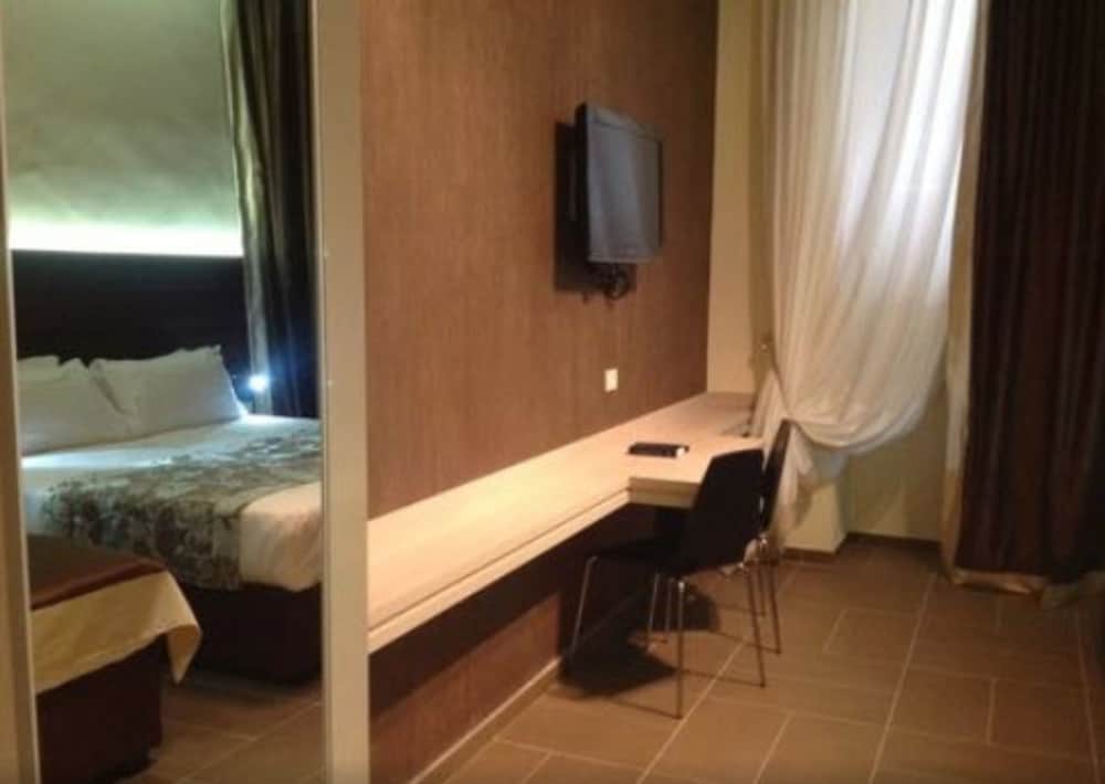 Hotel California — Hotel rooms in Rome, Lazio
