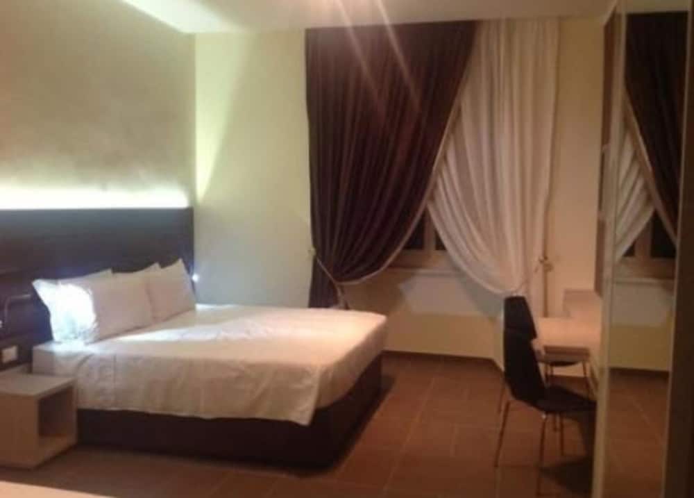 Hotel California — Hotel rooms in Rome, Lazio