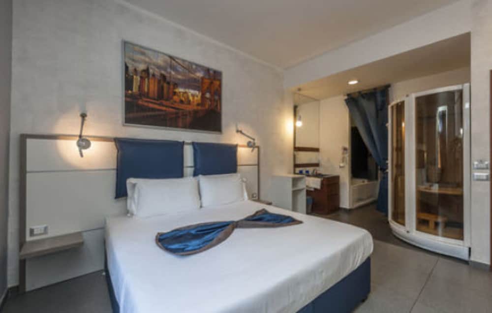 Hotel California — Hotel rooms in Rome, Lazio