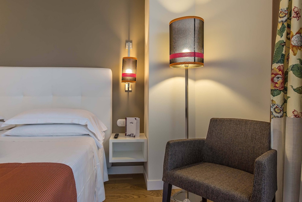 Hotel Caravel — Hotel rooms in Rome, Lazio