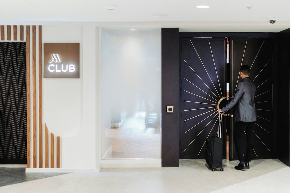 New York Marriott Marquis — Hotel building in New York City, New York State