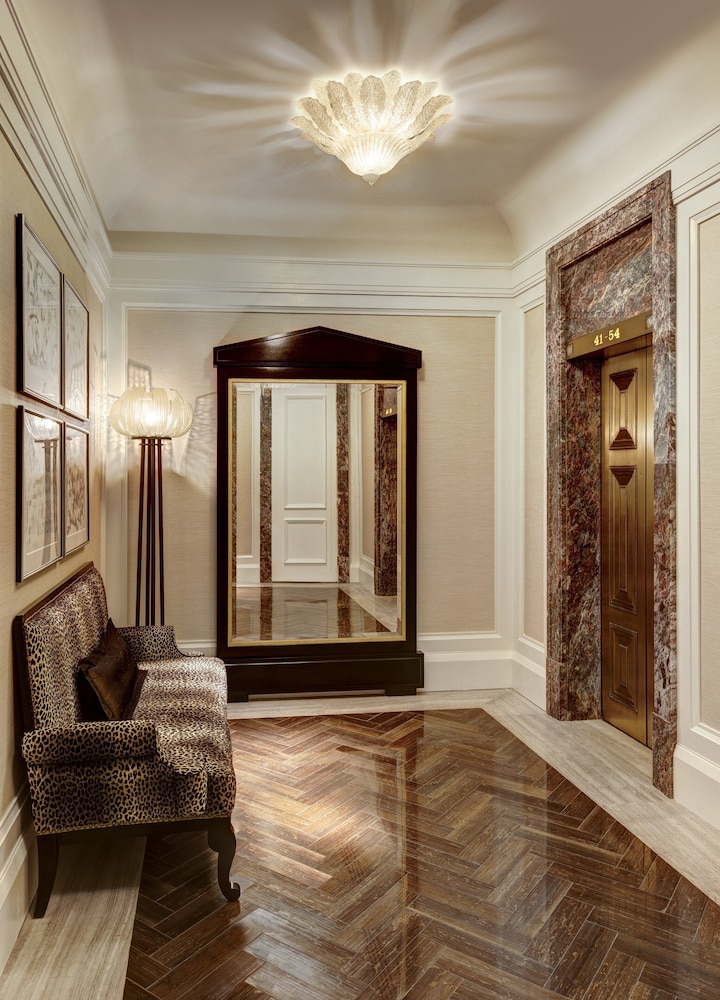 Lotte New York Palace — Hotel building in New York City, New York State