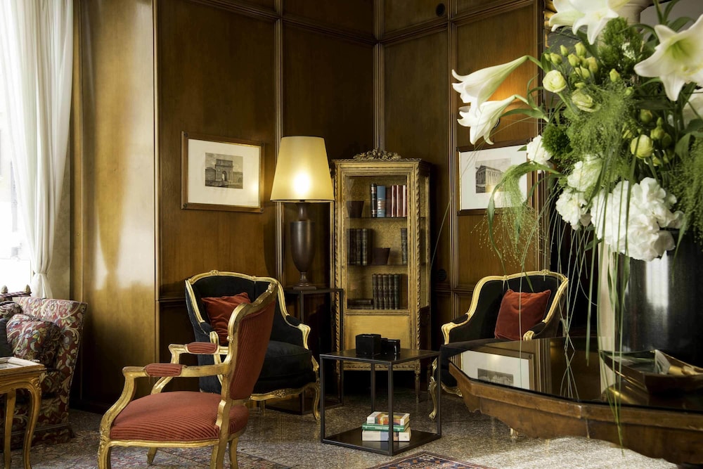 Colonna Palace Hotel — Hotel rooms in Rome, Lazio