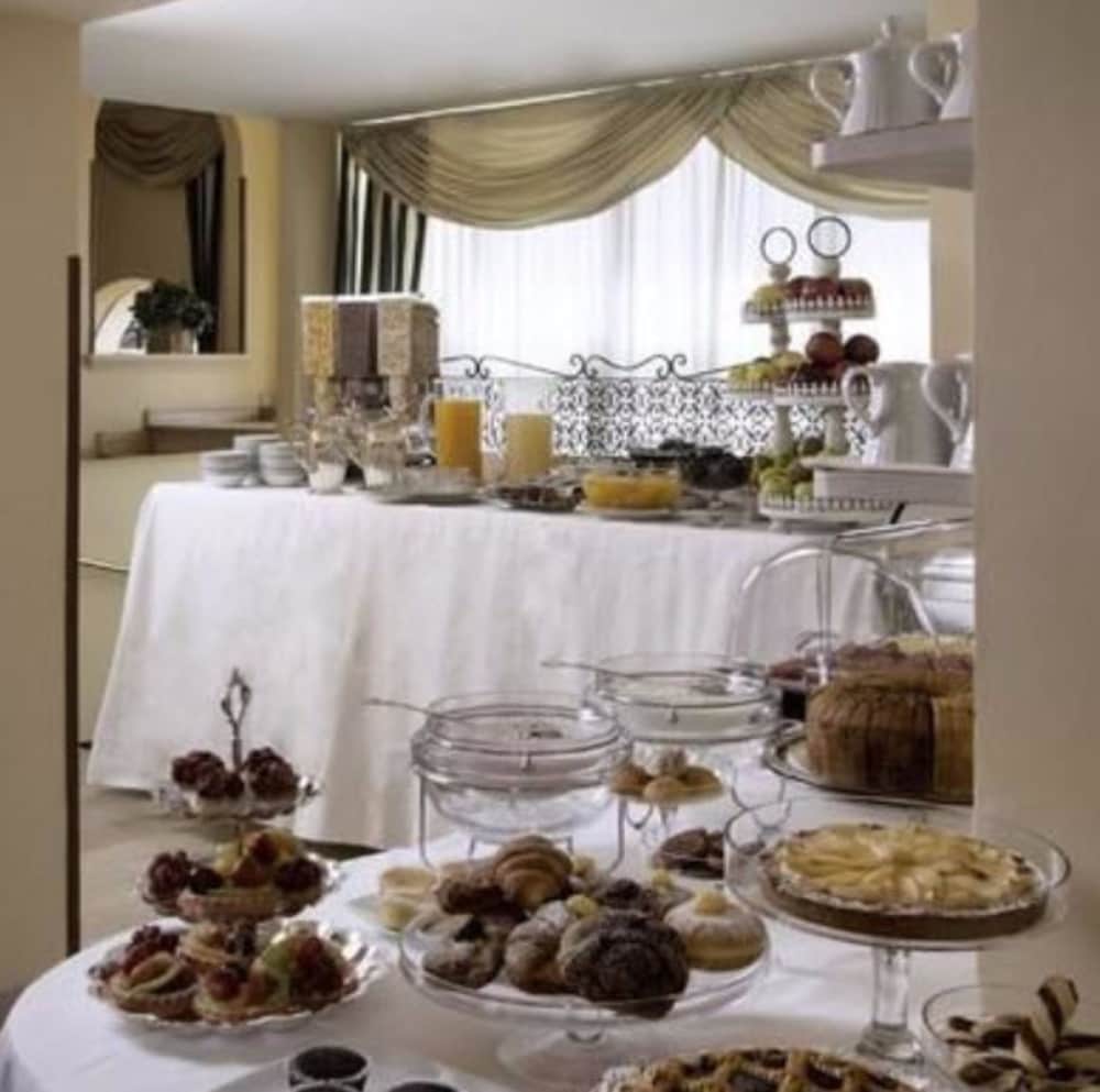 Colonna Palace Hotel — Restaurant & bars in Rome, Lazio