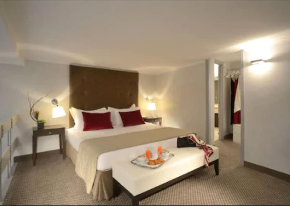 Colonna Palace Hotel — Hotel rooms in Rome, Lazio