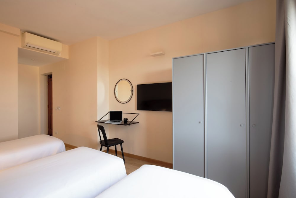 Hotel Colosseum — Hotel rooms in Rome, Lazio