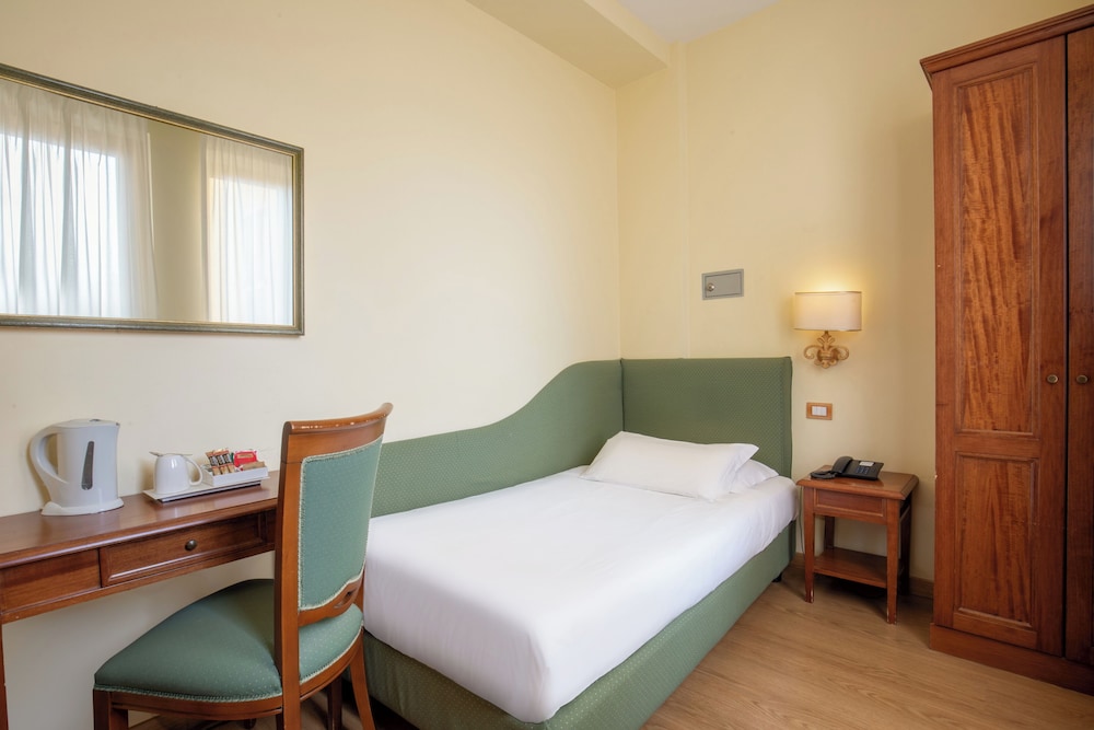 Hotel Colosseum — Hotel rooms in Rome, Lazio