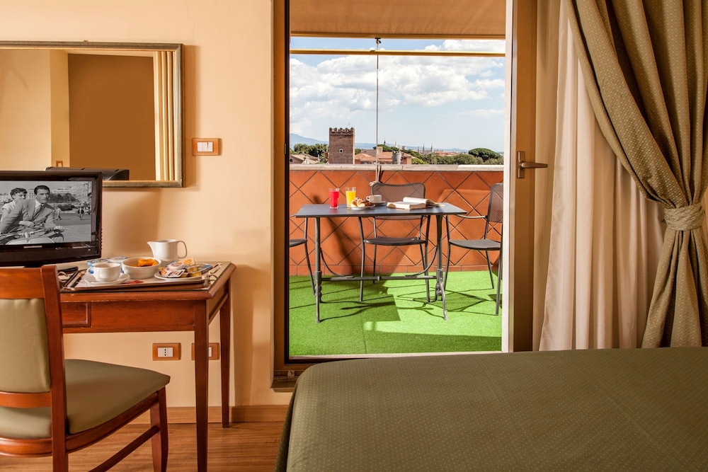 Hotel Colosseum — Hotel rooms in Rome, Lazio