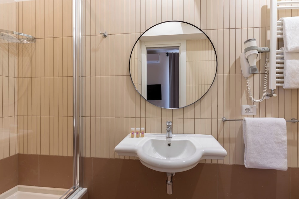 Hotel Colosseum — Hotel rooms in Rome, Lazio