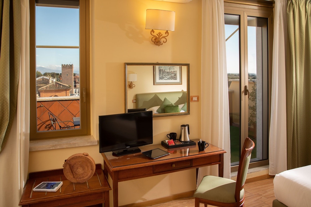 Hotel Colosseum — Hotel rooms in Rome, Lazio