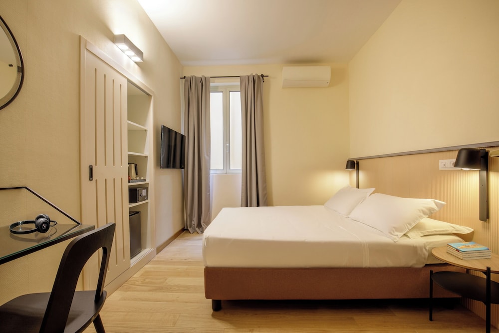 Hotel Colosseum — Hotel rooms in Rome, Lazio