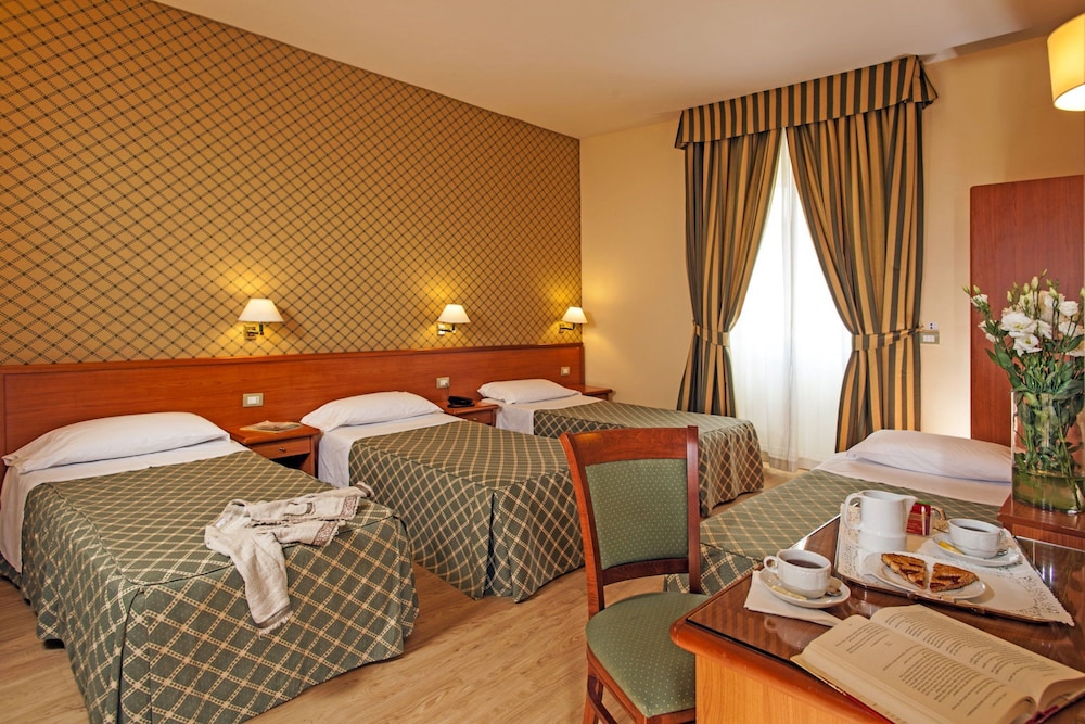 Hotel Colosseum — Hotel rooms in Rome, Lazio