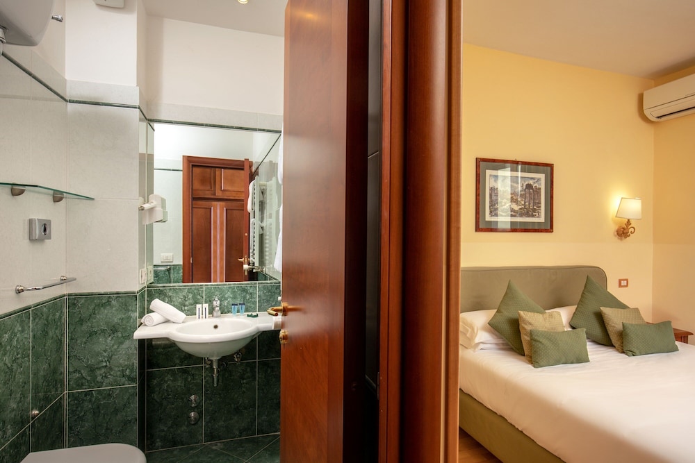 Hotel Colosseum — Hotel rooms in Rome, Lazio