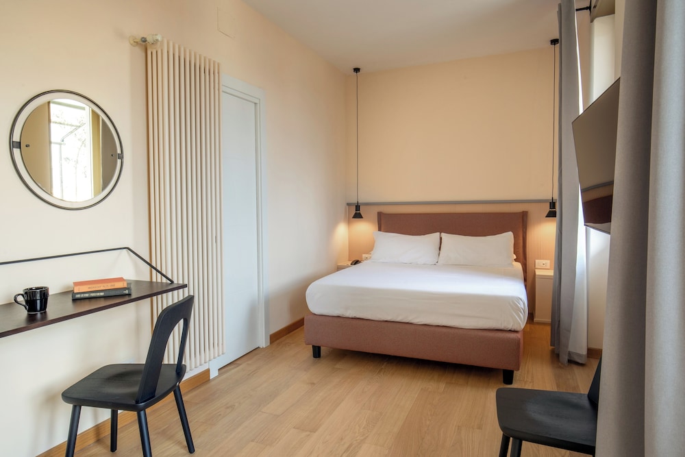 Hotel Colosseum — Hotel rooms in Rome, Lazio