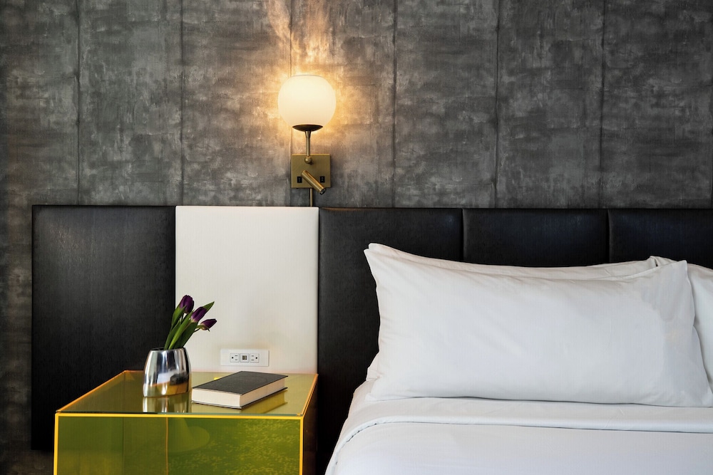 Renaissance New York Times Square Hotel by Marriott — Hotel rooms in New York City, New York State