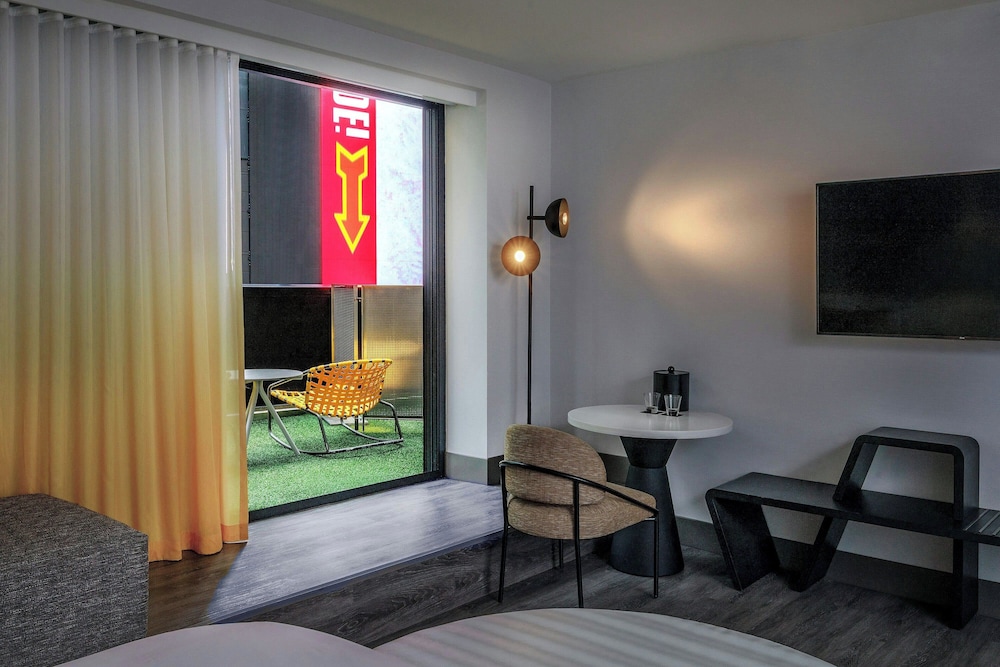Renaissance New York Times Square Hotel by Marriott — Hotel rooms in New York City, New York State