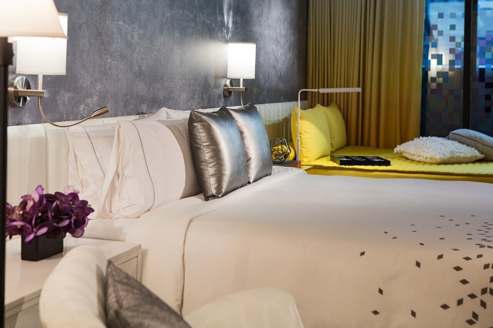 Renaissance New York Times Square Hotel by Marriott — Hotel rooms in New York City, New York State