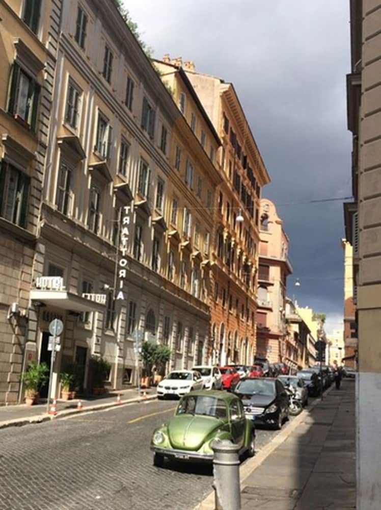 Hotel Corona — Hotel building in Rome, Lazio